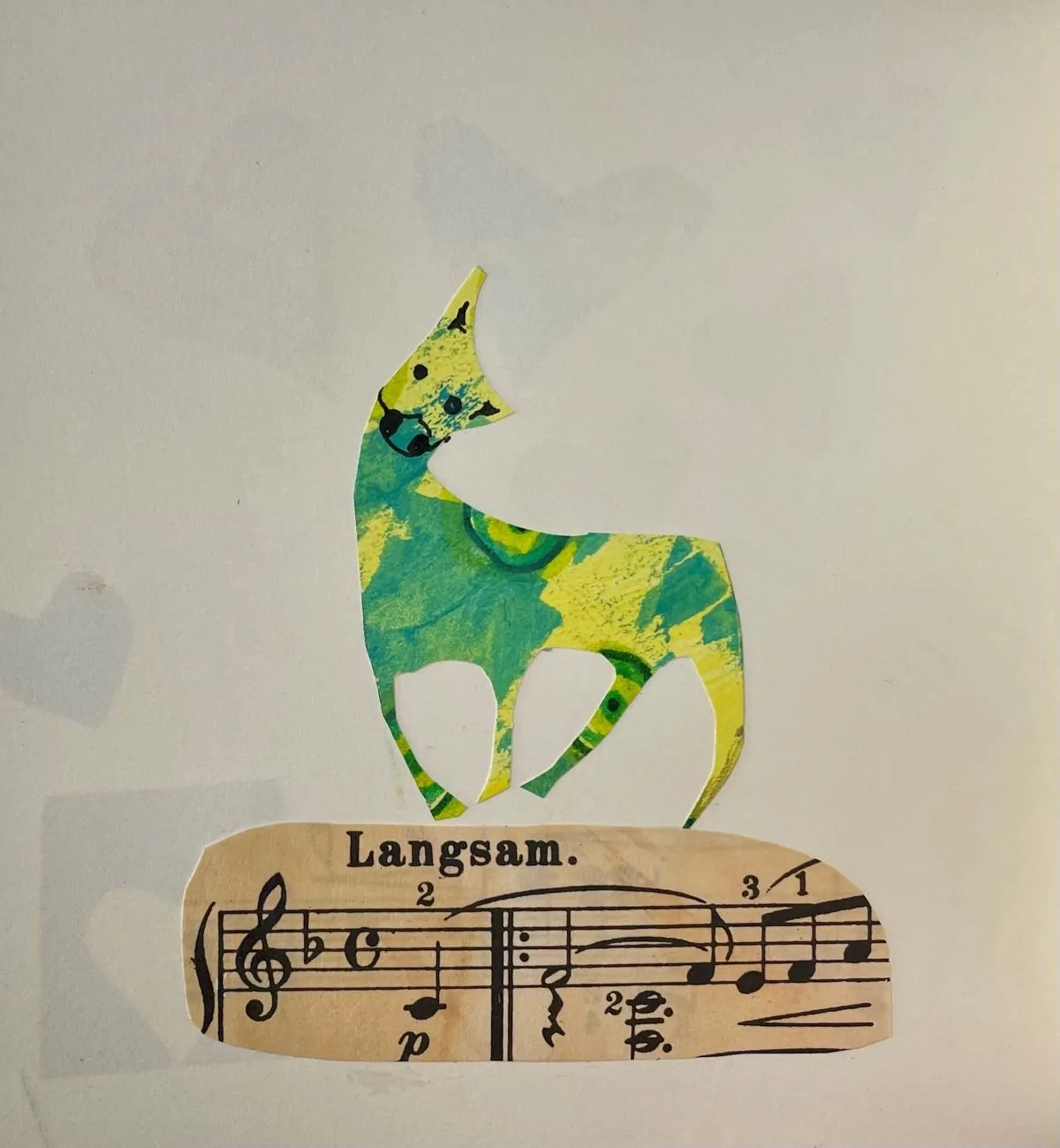 Eine Collage eines Affenkopfes, der aus buntem Papier besteht, auf einem Musikblatt mit dem Wort 'Langsam'.