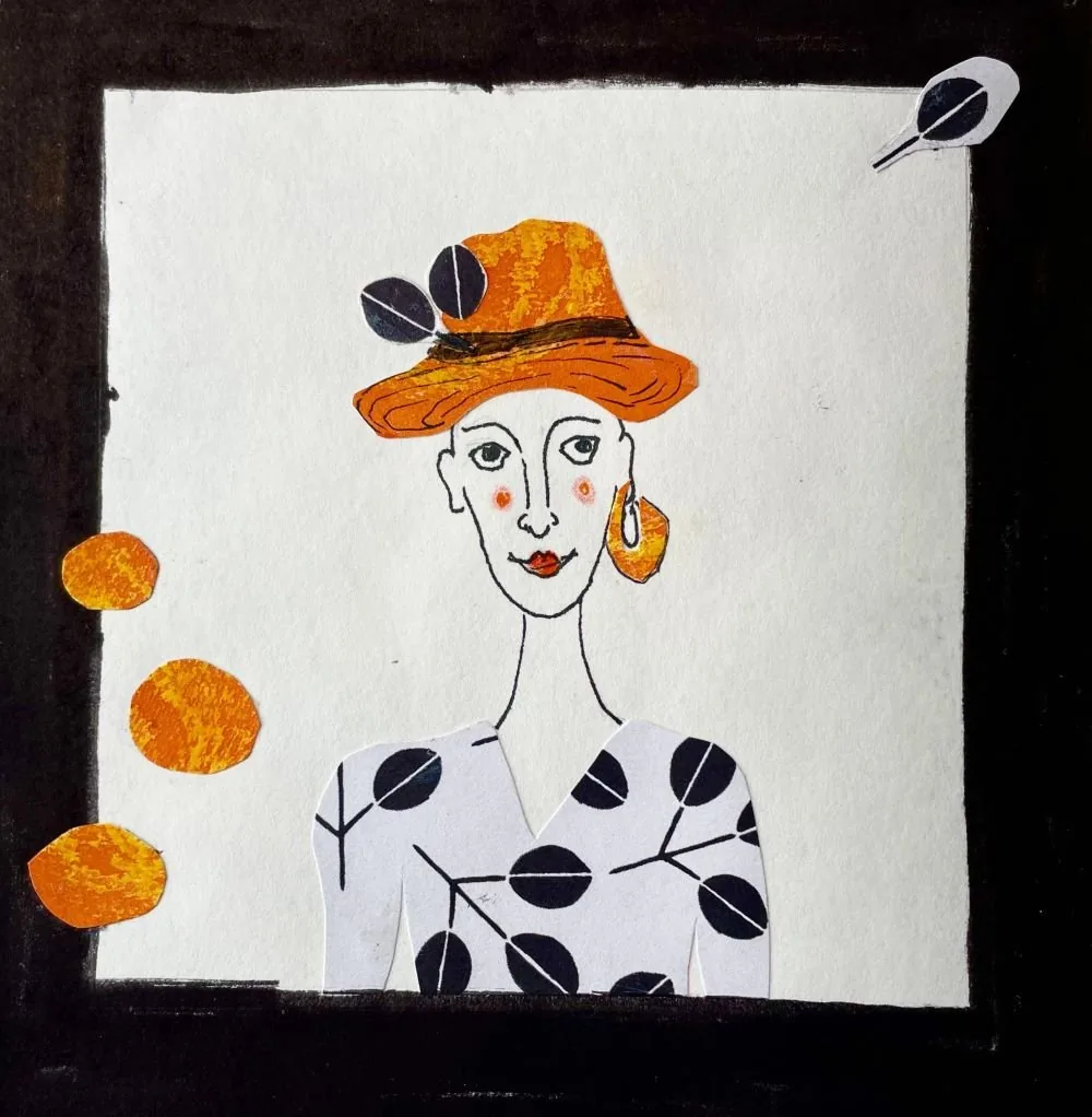 Kunstzeichnung einer stilisierten Frau mit rotem Hut, ovalen Ohrringen, bekleidet mit einem weißen Kleid mit schwarzen Blattmustern, auf schwarzem Hintergrund mit orangefarbenen Akzenten.