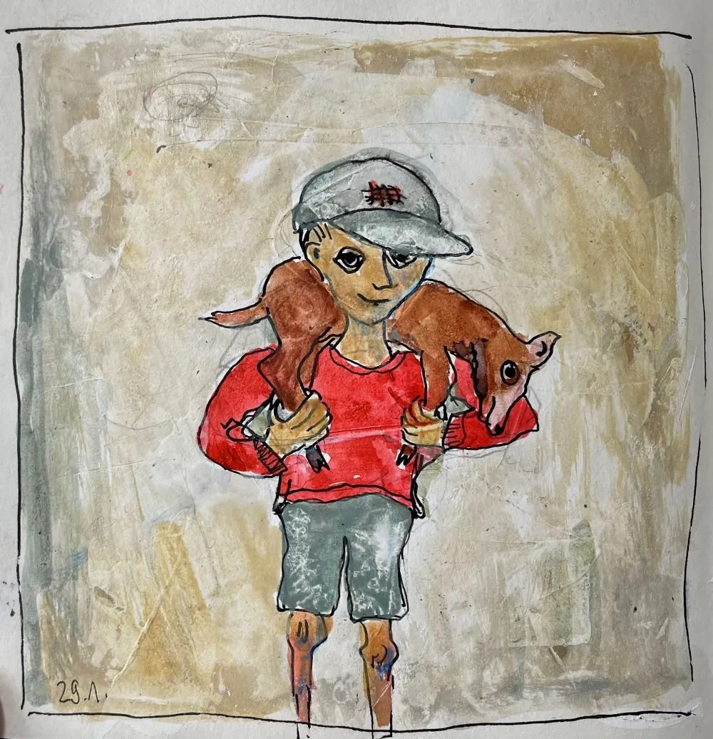 Ein Kind trägt einen grauen Hut, eine rote Jacke und graue Shorts, während es zwei braune Hunde hält, eines auf jeder Schulter, vor einem beige-braunen Hintergrund.