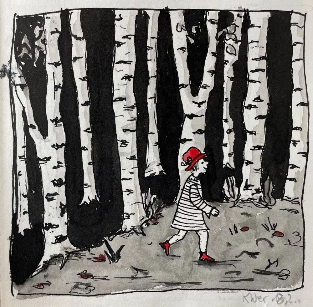 Ein junges Mädchen mit roten Schuhen, einem roten Hut und einem gestreiften Kleid geht durch einen Wald mit schwarzen und weißen Birken.