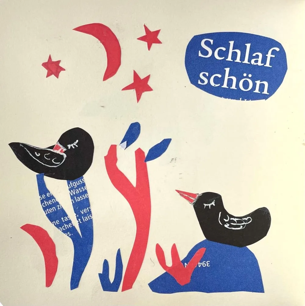 Ein kindliches, klingelndes Bild mit Zeichnungen, das zwei Vögel, den Mond, Sterne und einen Text mit der Botschaft 'Schlaf schön' zeigt.