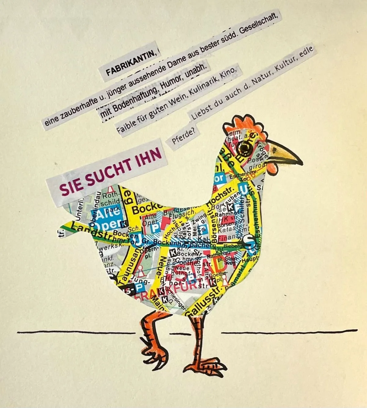 Ein gemalter Hahn, dessen Körper aus einem Stadtplan besteht. Über dem Hahn schwebt ein Text in ausgeschnittenen Buchstaben, der sagt: "Sie sucht ihn".