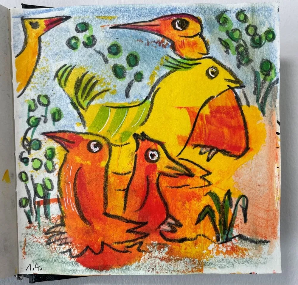 Ein farbenfrohes Kinderkunstwerk mit mehreren stilisierten Vögeln in Gelb, Orange und Blau, umgeben von grünen Pflanzen und Blättern.
